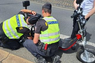 Kurýři v hledáčku policie. Praha posílí kontroly neschválených typů elektrokol - Novinky